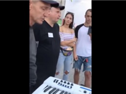 В Запорожье охранники "Амстора" с полицией прогоняли уличного музыканта