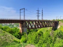В Запорожье за десятки миллионов отремонтируют старейший мост в стране
