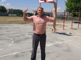 В Геническе обновили баскетбольную площадку