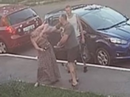 Глава гостомельского «Укропа» Пасальский ударил женщину за замечание (видео)