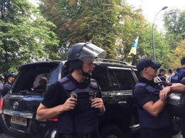 Протестующие под Радой разбили авто депутата