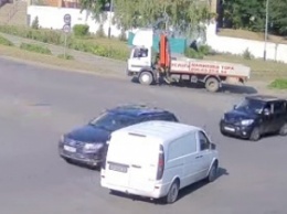 Чудеса парковки - водитель грузовика припарковался прямо на перекрестке (видео)