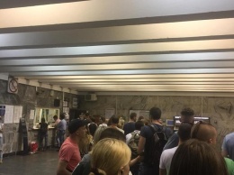 Появились фото, как толпы киевлян идут пополнять карты по старым ценам перед подорожанием метро