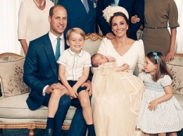 Британская королевская семья обнародовала официальные фото с крещения принца Луи