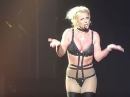 У Бритни Спирс "выпала" грудь во время концерта. Фото