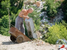 В Днепре чиновники борются со стихийными свалками бетонными плитами