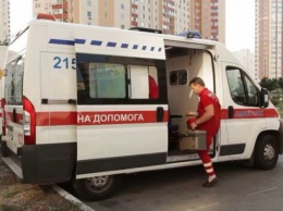 «Это просто страх божий!»: сеть в ярости от фото машины скорой помощи возле Киева