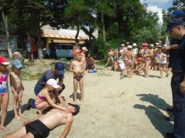 Херсонские спасатели напомнили воспитанникам детского лагеря правила поведения на воде