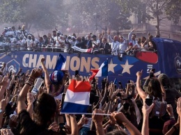 Полмиллиона парижан приветствовали чемпионов мира на Елисейских полях