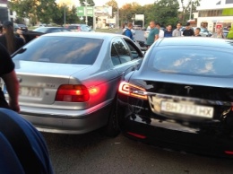 В Одессе столкнулись BMW и Tesla (ФОТО)