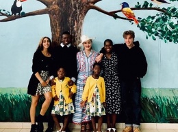Мадонна со всеми своими детьми приехала в Малави и показала редкий семейный снимок