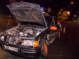 В Киеве пьяный водитель устроил аварию и уснул в машине полицейских