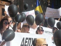 Противники эвтаназии бродячих собак пикетируют Николаевскую мэрию с черными шарами
