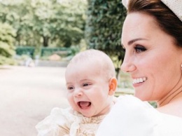 Фото дня! В сеть попал снимок с улыбающимся двухмесячным принцем Луи