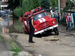 В Тернополе пожарная машина провалилась под асфальт (фото)