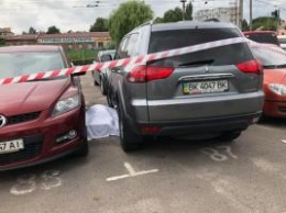 Убийство средь бела дня: в Ровно на парковке застрелили 42-летнего мужчину