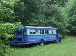 Отец с сыном нашли в лесу загадочный школьный автобус
