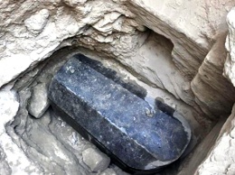 Найденный в Египте черный саркофаг принадлежит жрецу, считает эксперт
