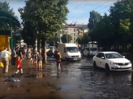Мощный ливень прошел в Житомире и превратил улицы города в озера (видео)