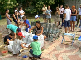 В Одессе появилась скамейка, переплавленная из пластиковых крышек