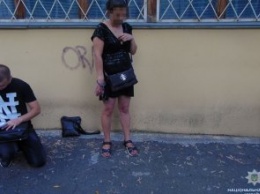 В Киеве задержали женщину, которая срывала золотые украшения прохожих (ФОТО)