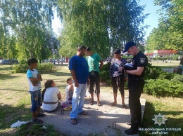 В Николаеве полиция оштрафовала мужчину, который жил с семьей в сквере