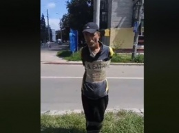 В Чернигове мужчину привязали к столбу с табличной "Я ватник" (Видео)