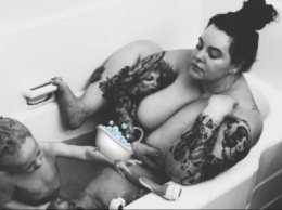 Толстая модель шокировала своим фото в ванне с сыном