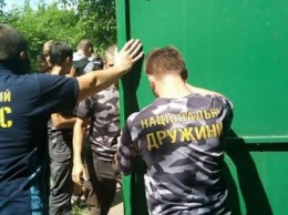 Активисты "Нацдружины" кувалдами разбили забор, которым перекрыл проход на берег Днепра руководитель одного из запорожских предприятий, - ФОТО