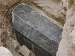 Археологи вскрыли загадочный черный саркофаг