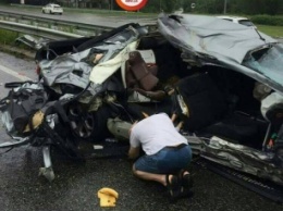 На трассе Киев - Харьков легковушка влетела в фуру, погибли два человека
