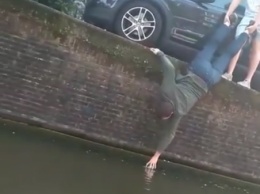 Пьяный голландец освежился в канале, пытаясь спасти упавшую банку пива