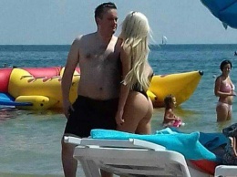 Холодницкого поймали на пляже с горячей блондинкой: появилось фото