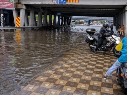 "Поплаваем?". В соцсетях показали потоп в Киеве после ливня