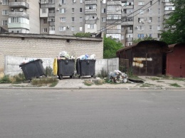 Жители Мелитополя жалуются на супермаркет "АТБ" во дворе жилого дома (ФОТО)