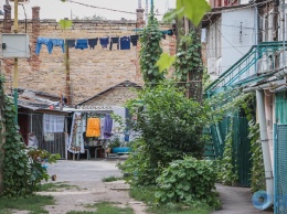 Атмосфера летней Молдаванки: дом с одной стеной и старожилы дворов