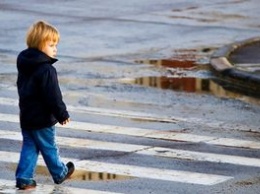"Я все время шла по "зебрам": в Херсоне 5-летняя девочка убежала из детсада и сама пришла домой