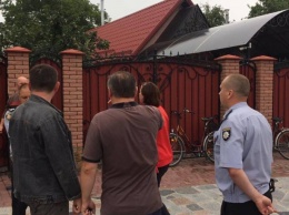 Преступники ворвались в дом депутата на Житомирщине и устроили на глазах у детей пытку утюгом