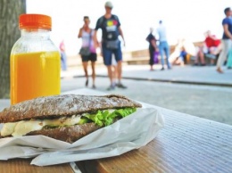 Разочарованная экскурсией в Крыму туристка утешилась бутербродом