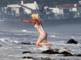 Полуголая Леди Гага позировала в океане