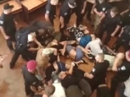 В ходе драки в мэрии Конотопа пострадали семь полицейских