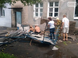 Под Днепром упавший балкон чуть не убил двух человек (Фото)