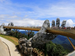 Во Вьетнаме построили мост, который возносят к небу две гигантские руки (фото)