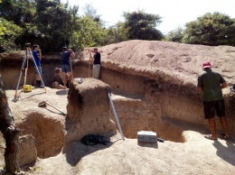 Молодежь из Анадыря, Иркутска и Саратова пытается отыскать археологические сокровища в Крыму