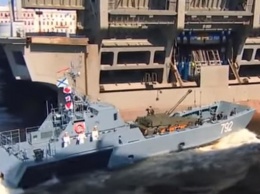 В России военный катер во время парада ВМФ в прямом эфире врезался в мост