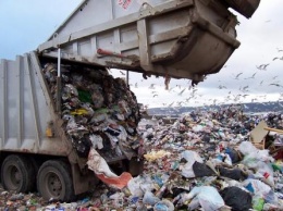 Под Смоленском мусоровозы везут отходы на полигон ТБО, несмотря на пожар