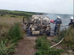 Николаевские спасатели дважды тушили горящие автомобили. В одном случае на автомобиль перекинулся огонь с горящих травы и мусора