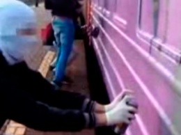 В Киеве молодые люди остановили поезд, разукрасили и забросали камнями машиниста