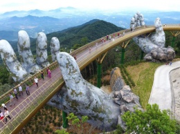 Во Вьетнаме возвели эффектный мост, который поддерживают две гигантские ладони