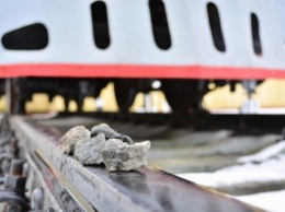 Камни на железной дороге: на Днепропетровщине за сутки дважды останавливали грузовые поезда из-за детских шалостей